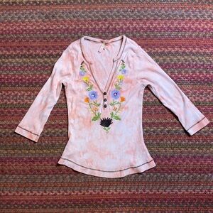 ME & KO RIBBED TIE DYE Embroidered FLORAL HENLEY 3/4 SLEEVE